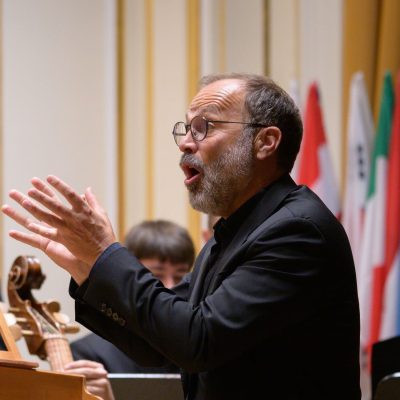štvrtok 2. októbra. 2025
Koncertná sieň Slovenskej filharmónie, 19:30
účinkujú
Le Nuove Musiche
Jörn Hinnerk Andresen – dirigent
Jakub Mitrík – umelecký vedúci, theorba, baroková lutna
program
Johann Schimrack (Ján Šimrák st.)
– Gott stehet in der Gemeinde Gottes
Thomas Gosler
– Du hast mir das Herz Genommen
Johann Schimrack (Ján Šimrák st.)
– Omnes gentes plaudite
– Congregati sunt inimici nostri
– Gaudent in coelis animae sanctorum
– Lobe den Herren, meine Seele!
Thomas Gosler
– Ist Gott für uns, wer mag wider uns sein
Claudio Monteverdi
– Magnificat primo SV281
Johann Schimrack (Ján Šimrák st.):
– O Domine Jesu Christe
Claudio Monteverdi
– Laudate pueri Dominum SV270
Dario Castello
– Sonata duodecima a 3
Claudio Monteverdi
– Et resurrexit SV260
– Et iterum SV261
– Gloria a 7 SV258
foto: Alexander Trizuljak